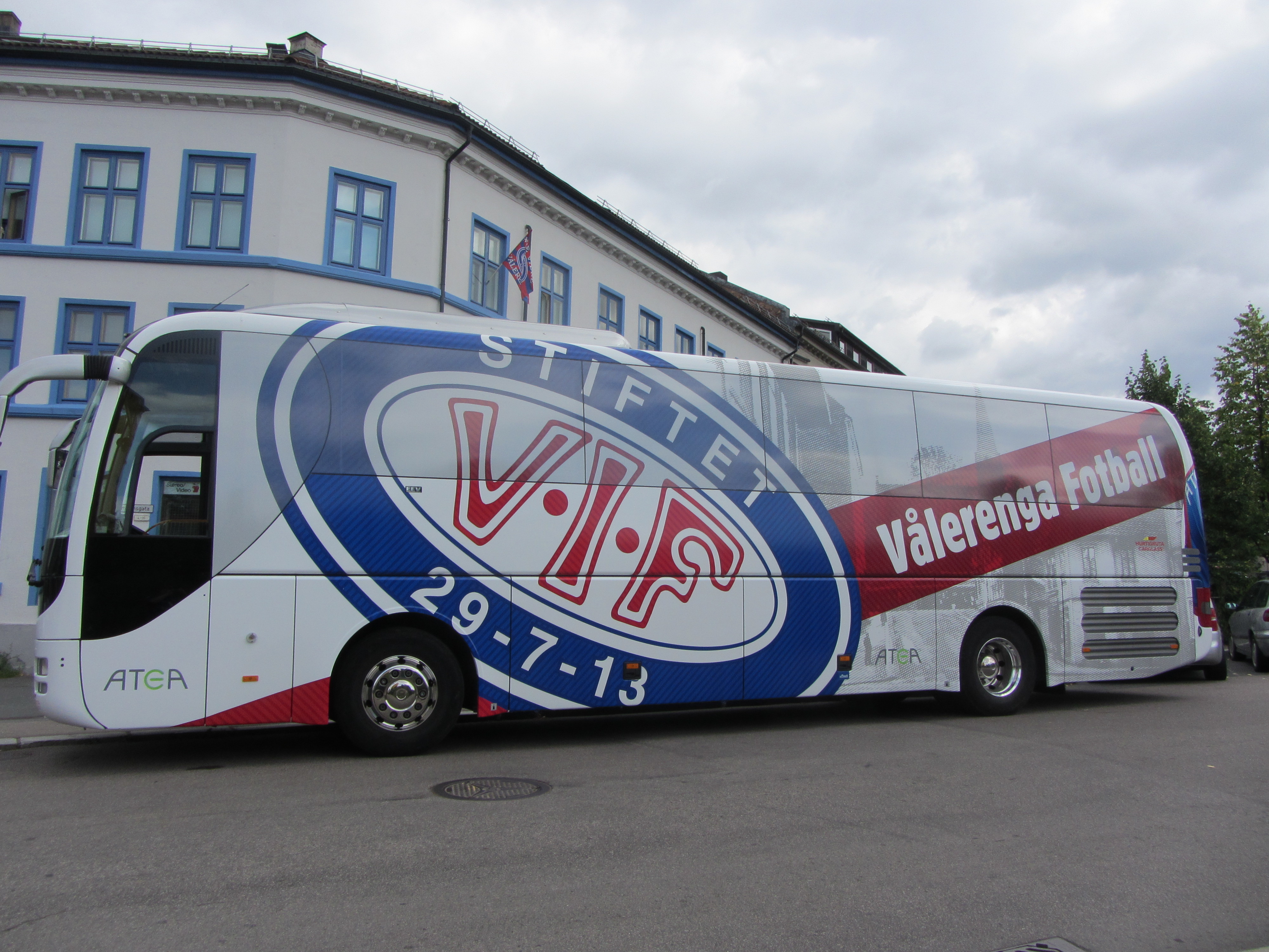 Vålerenga Fotballs buss var  med i toget. Foto: Espen Harås Luthman