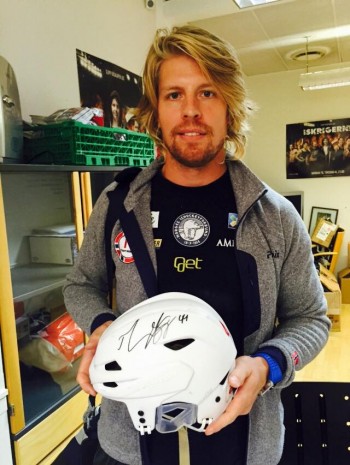 Morten Ask med signert hjelm. Foto Loffen